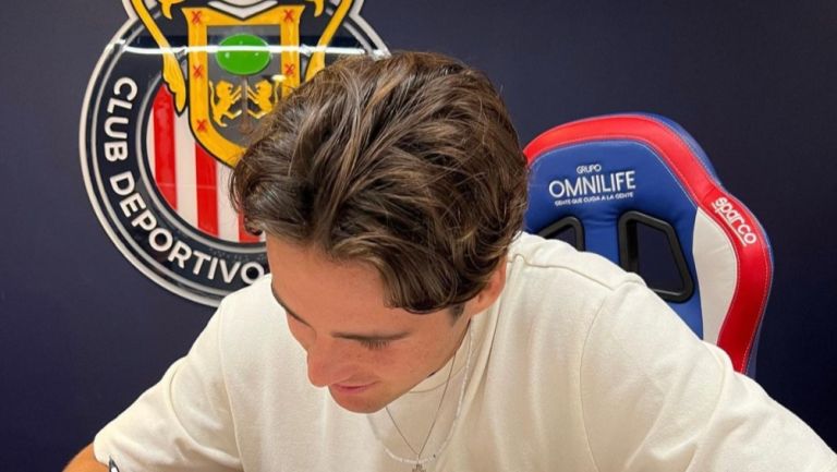 Teun Wilke en la firma de su contrato con las Chivas.