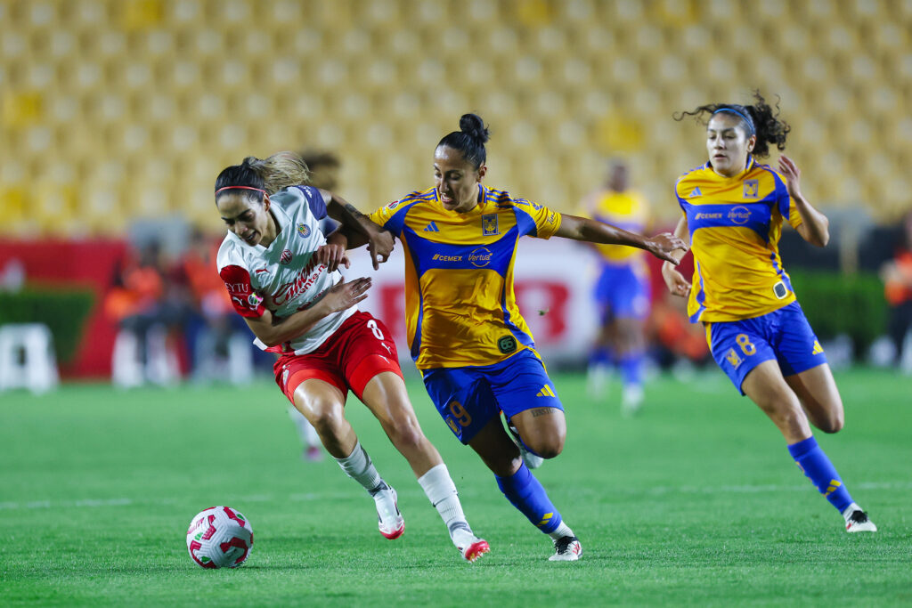 Chivas Femenil sufrió una derrota de 2-0 ante Tigres en la Jornada 10 del Clausura 2025, disputada en el Estadio Universitario de Nuevo León.