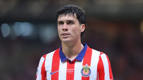 Diego Campillo con la camiseta de Chivas ante el interés reportado de Olympiacos