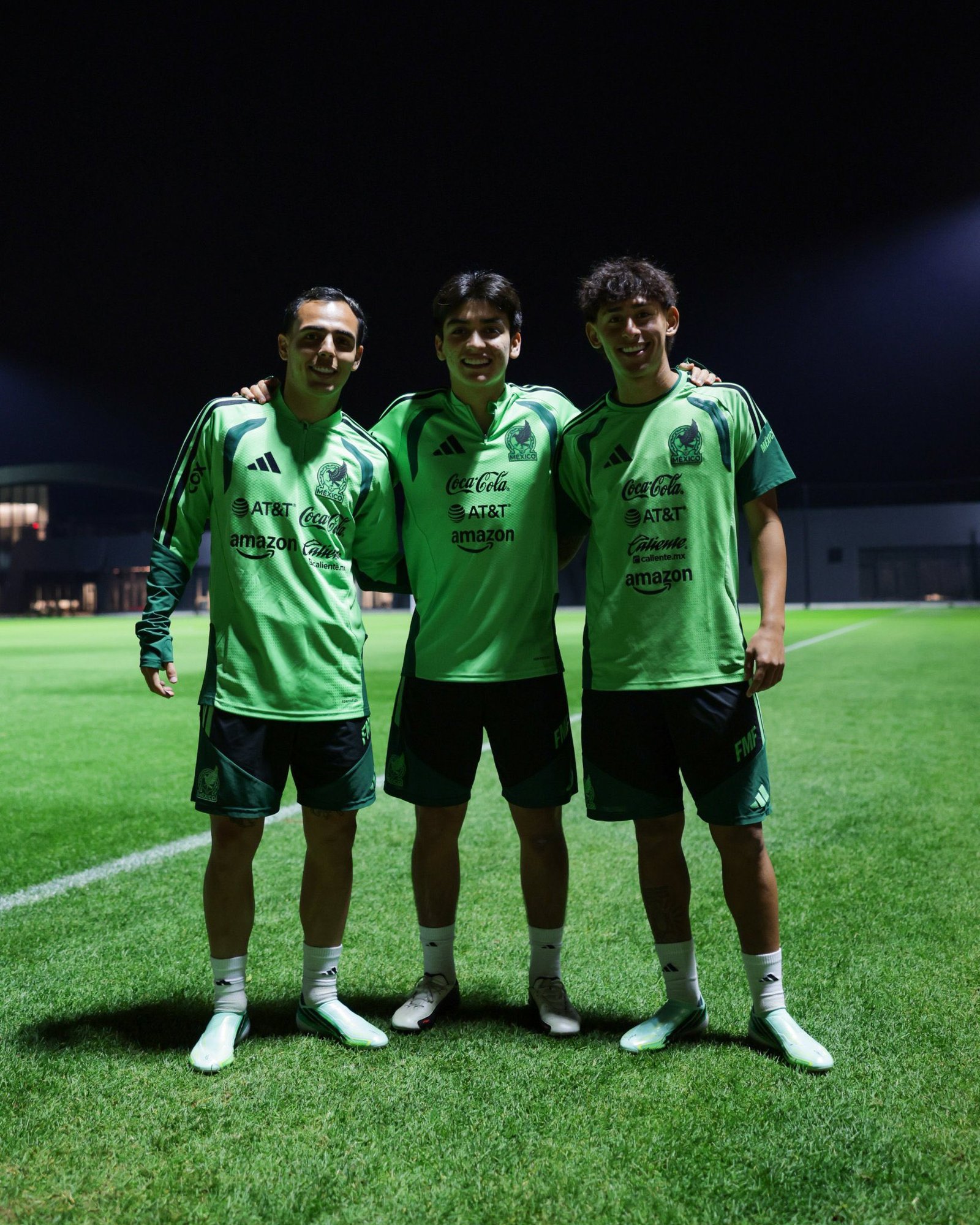 Santiago Sandoval y Hugo Camberos junto a Gilberto Mora en la concentración de la Selección Mexicana