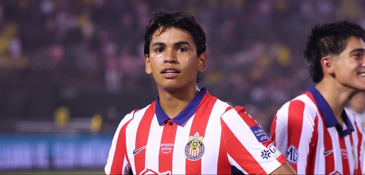 Emiliano Rodríguez con la camiseta de Chivas