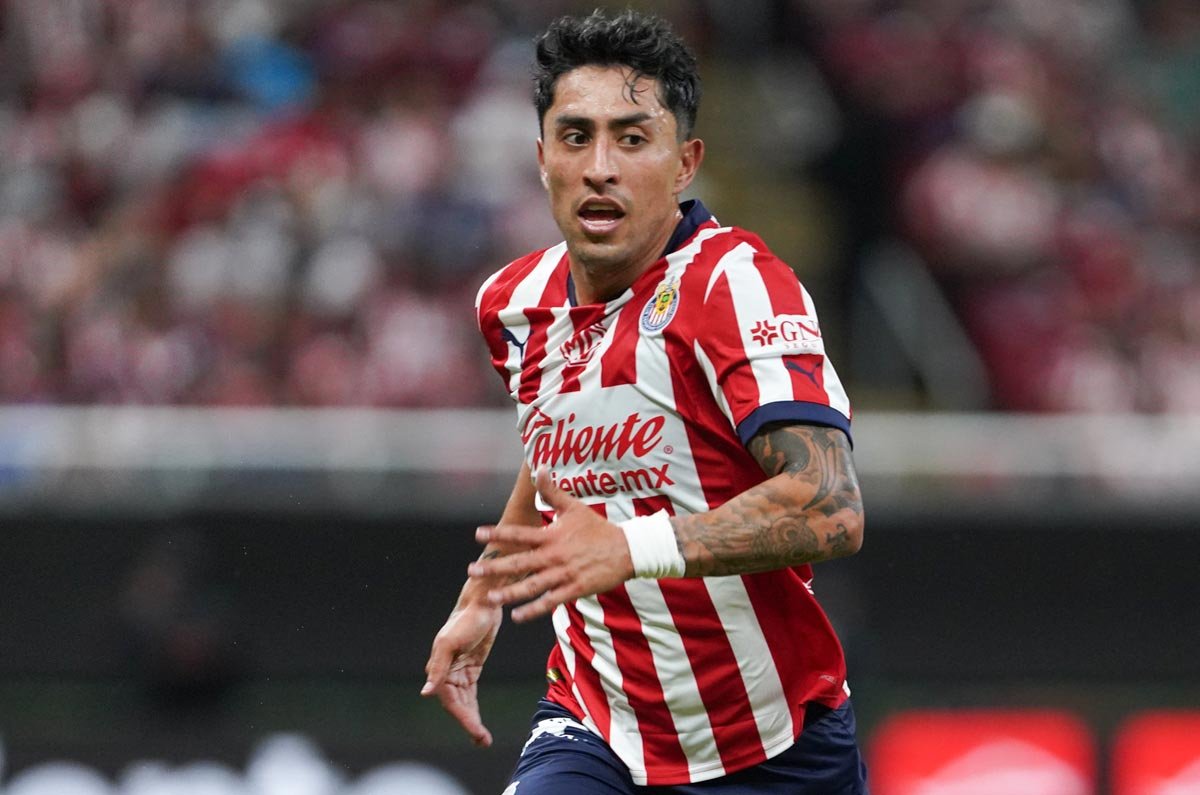 Omar Govea con la camiseta de Chivas